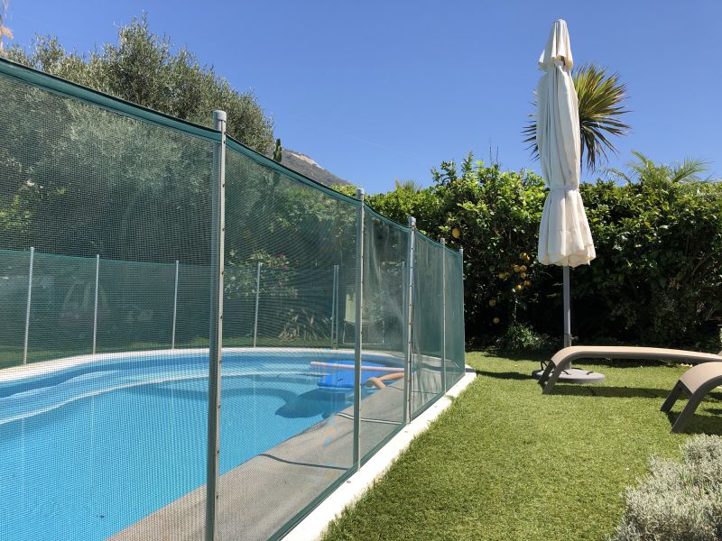 Mesh Pool Fence Construction